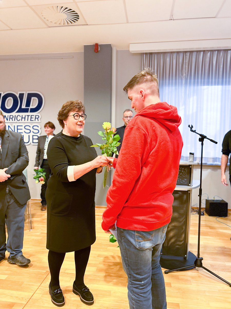 Soziales_ST's tweet photo. Herzlichen Glückwunsch! 💐Berufsabsolventinnen & -absolventen aus Behinderten-Werkstätten erhalten Abschlusszertifikate in der #MDCCArena. 📜🎊Ministerin #GrimmBenne: „Die Zertifikate sind Anerkennung, Wertschätzung & Motivation, selbstbewusst nach einer Beschäftigung zu suchen.“ https://t.co/pN7ehWQDmA