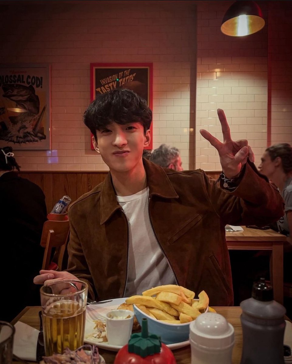 diesisyete's tweet photo. he's so ☹️ long-term boyfriend coded ☹️ now i'm sad ☹️ https://t.co/KnxQATVhiy