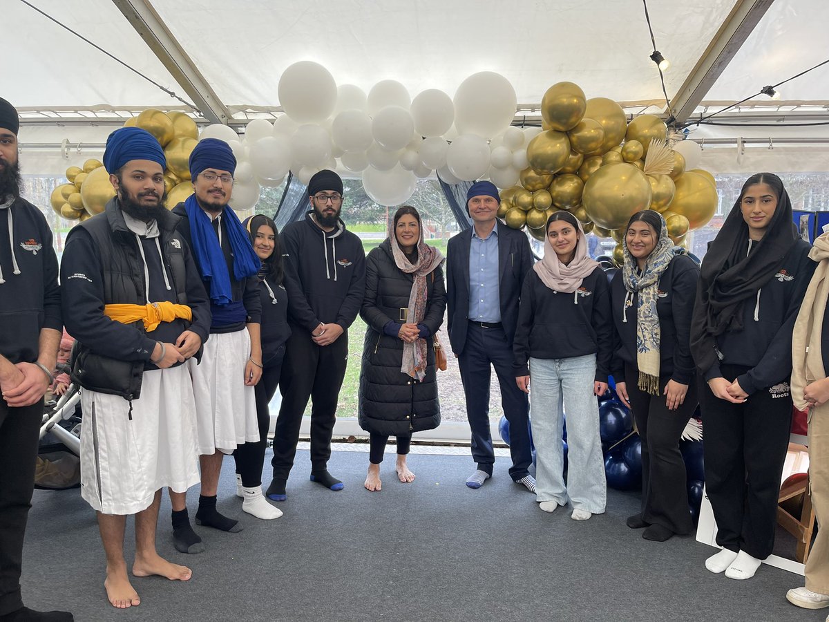 PreetKGillMP's tweet image. Fantastic to join @unibirmingham VC Adam Tickell, for the annual ‘Langar on campus’ organised by @UoBSikhSociety for the 20th year! 

Service of others is a core principle of the Sikh faith. 🪯