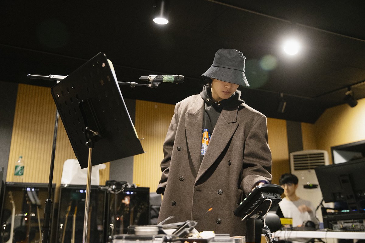 khj_heneciatwt's tweet photo. 올해 첫 콘서트 Into the light를 위해 제미니 멤버들과 첫 합주를 했습니다. 멤버들과도 새해 인사를 하고 팬분들께서 보내주신 도시락도 맛있게 먹었습니다. 한국에 눈이 내리네요 올해 첫 합주에 내리는 눈이라니... 올 한 해 즐거운 공연들이 한가득 일 것 같아요.
조만간에 인스타 라이브로 인사드릴테니 자주 소통해요

#공연 #밴드연습 #콘서트 #Intothelight #눈 #도시락 #합주
#KIMHYUNJOONG #キムヒョンジュン #金賢重