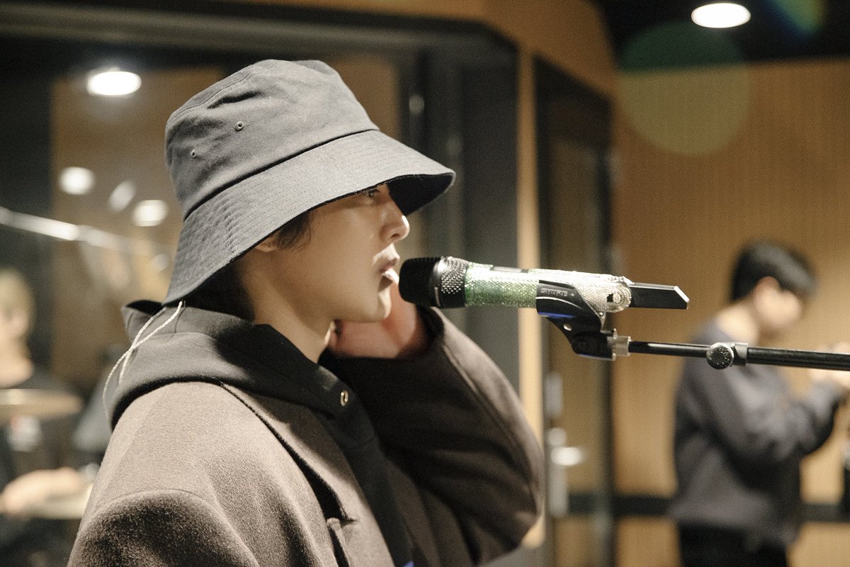 khj_heneciatwt's tweet photo. 올해 첫 콘서트 Into the light를 위해 제미니 멤버들과 첫 합주를 했습니다. 멤버들과도 새해 인사를 하고 팬분들께서 보내주신 도시락도 맛있게 먹었습니다. 한국에 눈이 내리네요 올해 첫 합주에 내리는 눈이라니... 올 한 해 즐거운 공연들이 한가득 일 것 같아요.
조만간에 인스타 라이브로 인사드릴테니 자주 소통해요

#공연 #밴드연습 #콘서트 #Intothelight #눈 #도시락 #합주
#KIMHYUNJOONG #キムヒョンジュン #金賢重