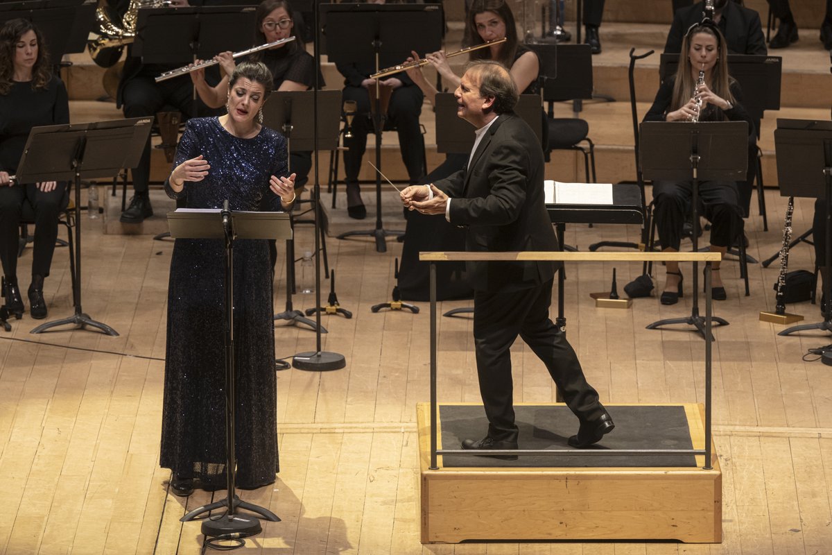 Diumenge, les veus de més d'un centenar de cantaires formats pel <a href="/elcorcanta/">El Cor Canta</a> i la veu de la soprano Maria Hinojosa van unir-se dalt de l'escenari amb la <a href="/BandaBarcelona/">Banda Municipal BCN</a>. ✨😍 José R. Pascual-Vilaplana els va dirigir en aquesta ocasió.