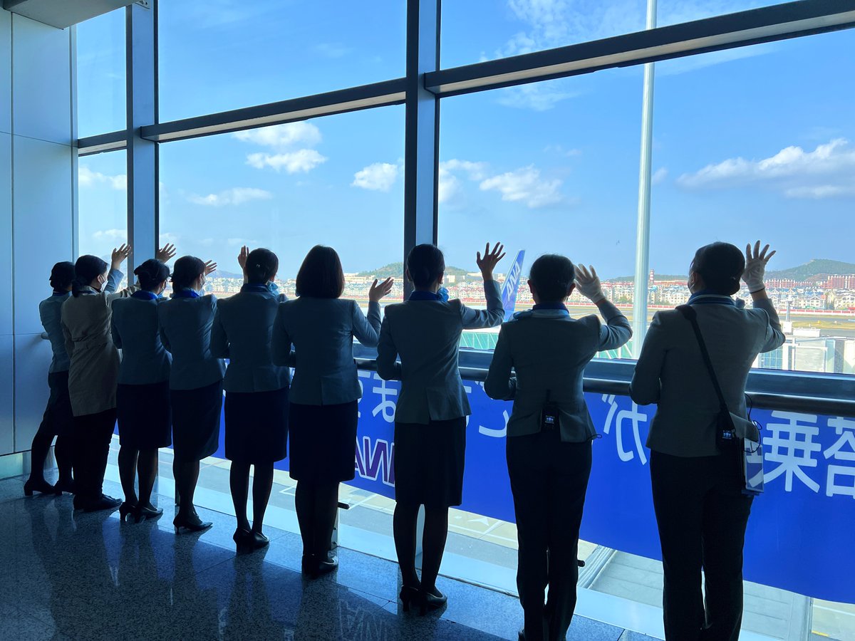 FlyANA_official's tweet photo. When a wave of gratitude takes over, ANA waves it out 💙​
Thank you to our crew for taking this photo! #crewview https://t.co/0hiwn6pmqw