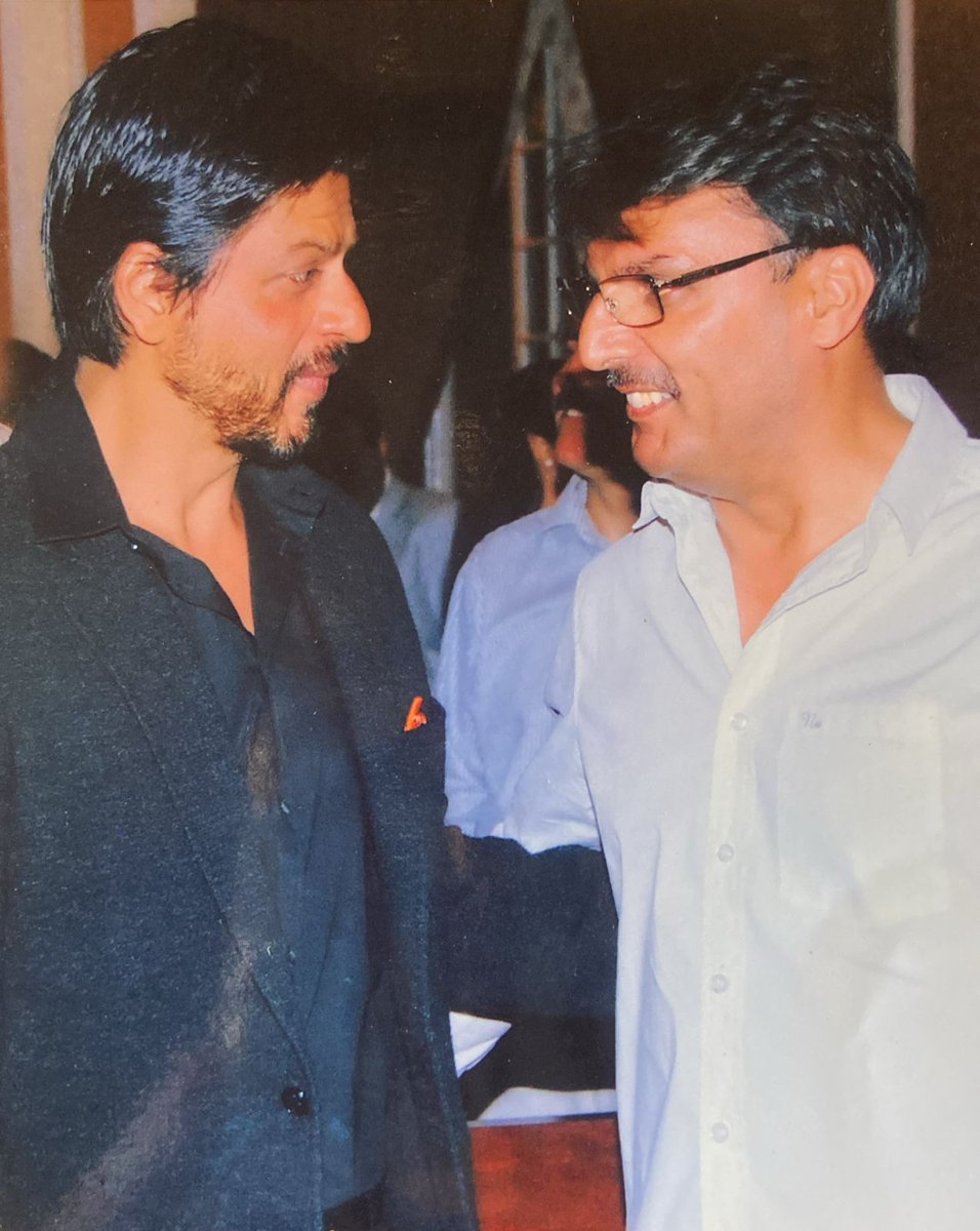 shafqatwatali's tweet photo. Thanks for this memorable pic @iamsrk
My daughter @thealiwatali found it and send it to me.
Location...Grand Palace Hotel Srinagar Kashmir.
Dont remember the year.
Would love a witty comment,if possible.
Put the pic on my fb account,trust me,it's a super duper hit. https://t.co/eHxy7hYhQa