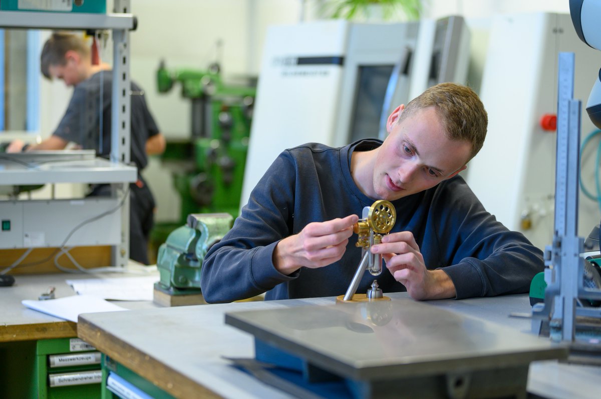 mpi_nat's tweet photo. The #mpinat is a scientific institute 🥼🧪 – but did you know that #apprentices also learn here? Our new series in the #INSIDENAT presents the nine #apprenticeships at our institute. We start with the precision mechanics 🧑🔧. Find out more here 👇.
https://t.co/RA3wu2eCcT https://t.co/Ogf8zjQ50f