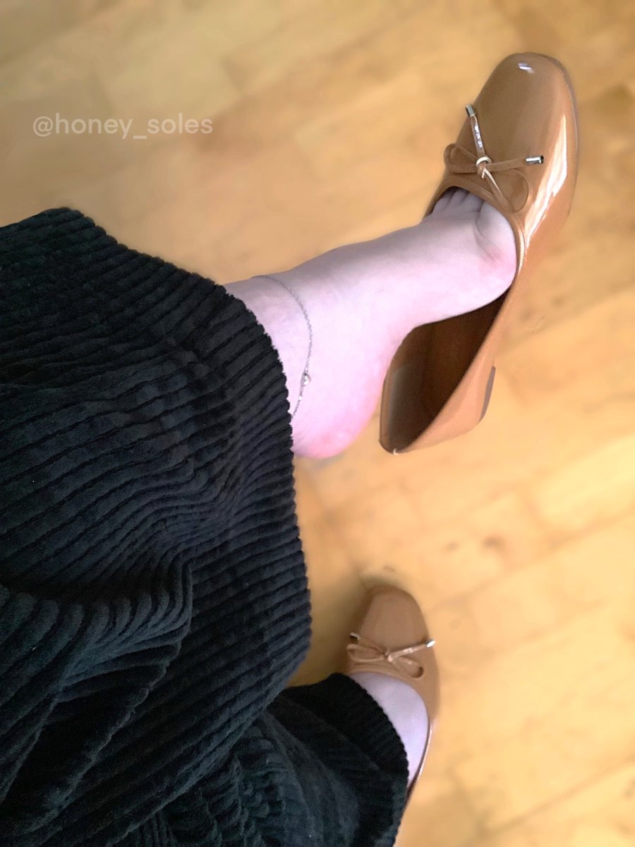 Breaking these new flats in today. How long do you think before they start to smell?
#flatsfetish #balletflats #dollyshoes #flatshoes #scottishfeet #findom #femdom #footfetish #higharches #footslave #flatslover #feetlover #toecleavagge #smellyflats #wornshoes #footworshi̇p #feet