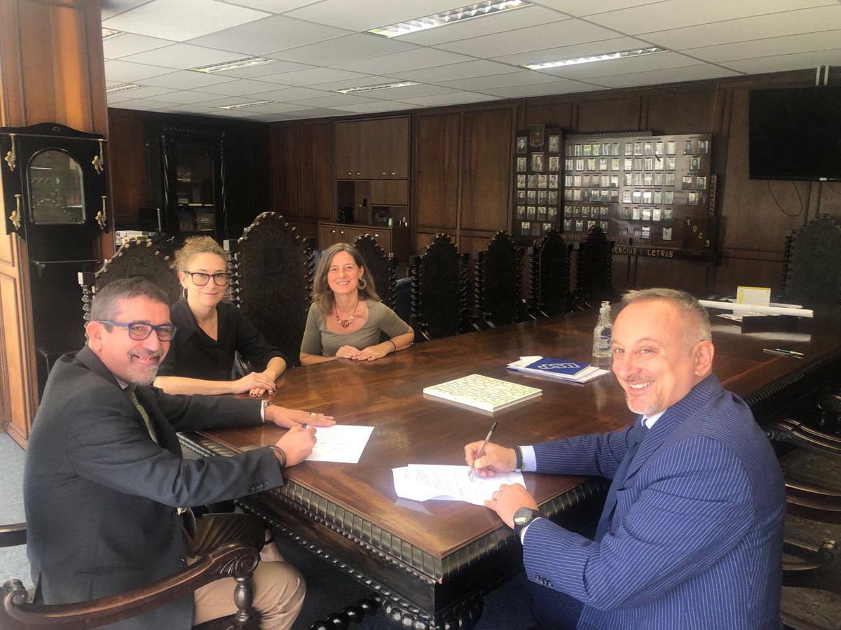 ItalyinSaoPaulo's tweet photo. O cônsul geral @DFornara assinou hoje um importante acordo com a #USP para garantir a permanência do Lettore Ministeriale na #fflch. Presente também à assinatura a Dirigente Escolar Monica Faggionato, o Diretor da @uspfflch prof. Dr. Paulo Martins e a profª Elisabetta Santoro https://t.co/8CAl0nFJpL