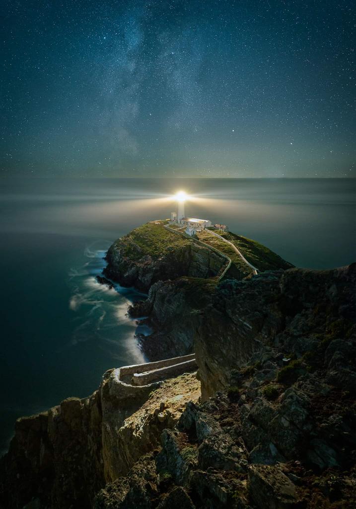 South Stack Lighthouse and the milkyway

#Anglesey #ynysmon #photooftheday #nightphotogrsphy #astrophotography