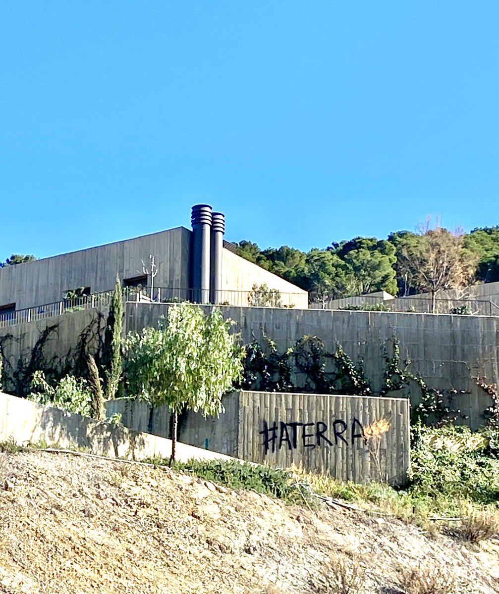 SosCostaBrava's tweet photo. Tot i les denúncies i els recursos que hem presentat impugnant les obres de Sa Riera Living, ha culminat la construcció de 52 habitatges a tocar de la platja de Sa Riera (Begur). Aquest cap de setmana passat hi han aparegut aquestes suggerents pintades.
#Aterra #SOSCostaBrava https://t.co/7C8EbxXyoy