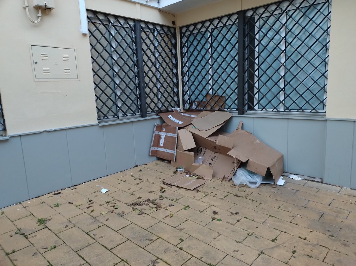 MMMAraMMM's tweet photo. @Ayto_Sevilla @LipasamSevilla Buenos días, puse una incidencia a través de m privado, pero quisiera insistir porque siguen ahí. No hay nadie desde hace más de 10 días. Es basura. Avenida de Ramón y Cajal 118 https://t.co/Dmz6Qce8fr