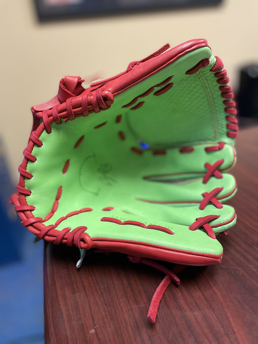 Shout out to @GoinYardGloves for this awesome Grinch glove! Love it!