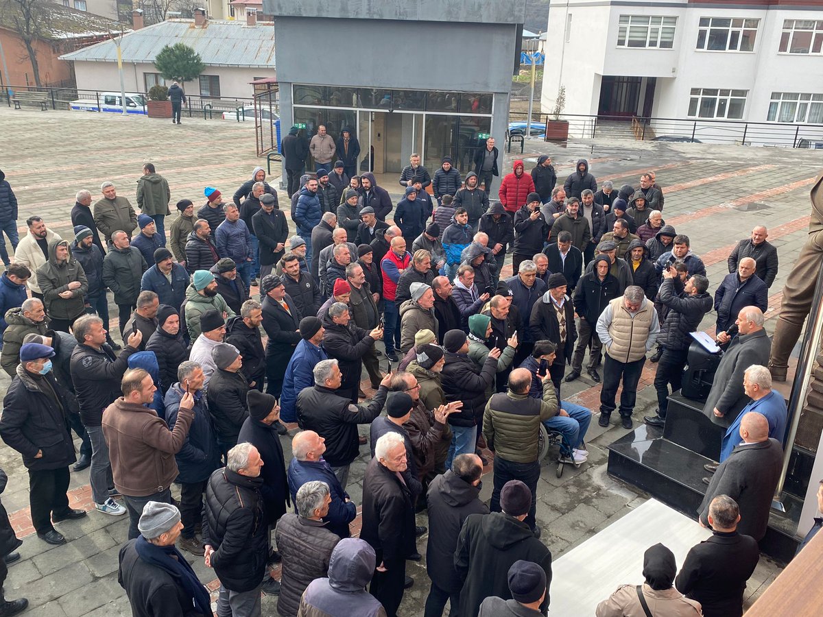 Bu soğuk havada toplantımıza katılan vatandaşlarımıza teşekkür ediyorum. Desteklerinizi gönlümde hissettim, Allah hepinizden razı olsun.