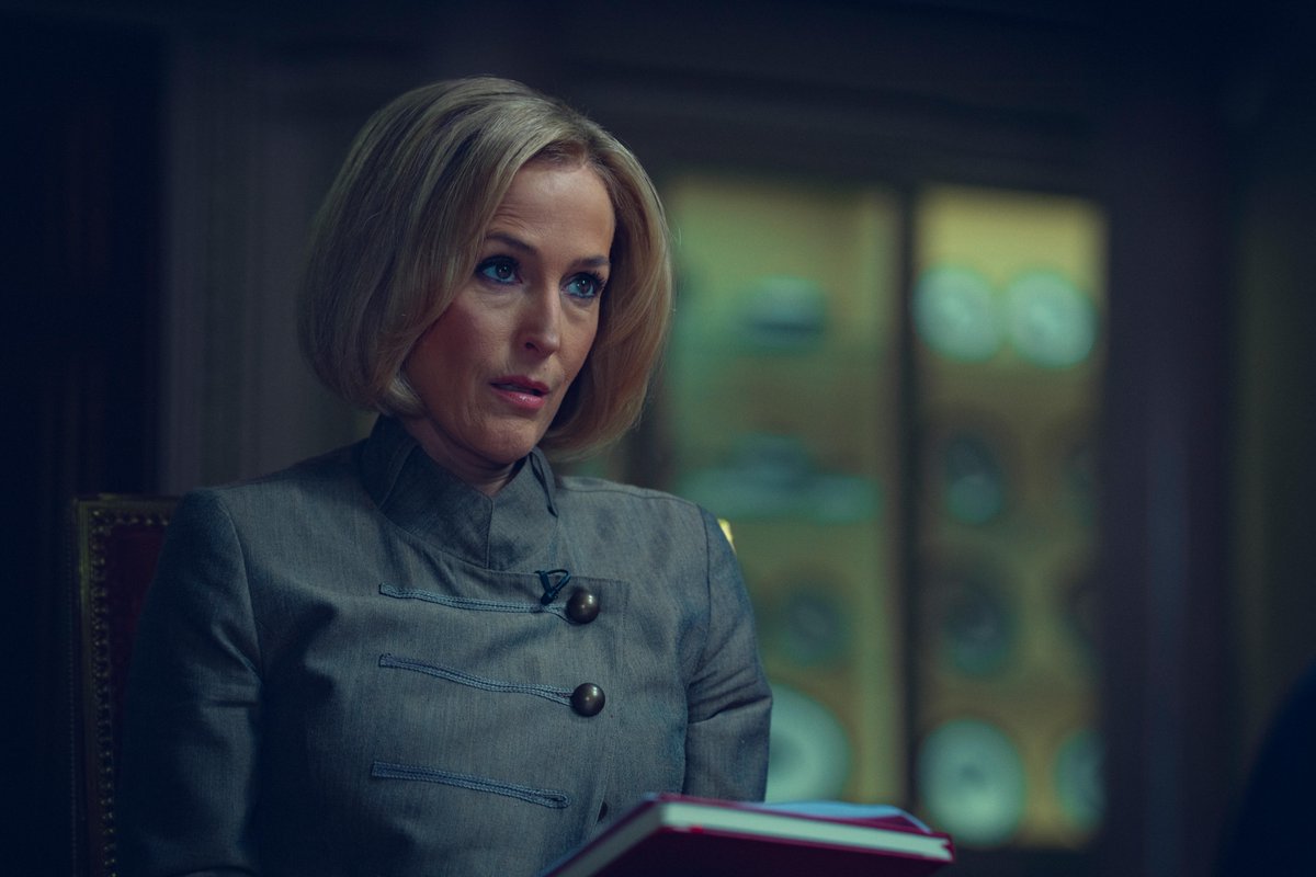 NetflixFR's tweet photo. Premières images de SCOOP, un film inspiré de la célèbre interview scandale du Prince Andrew sur l’affaire Jeffrey Epstein.

SCOOP, avec Gillian Anderson, Billie Piper, Keeley Hawes et Rufus Sewell, prochainement. https://t.co/ayg9zAg7lk