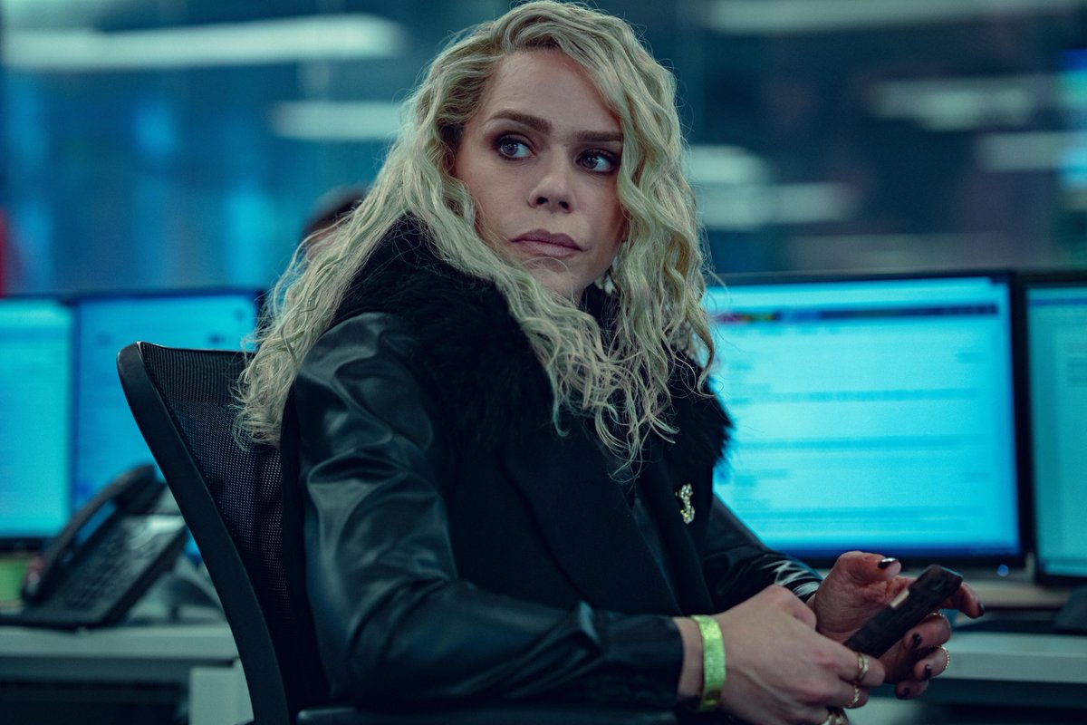 NetflixFR's tweet photo. Premières images de SCOOP, un film inspiré de la célèbre interview scandale du Prince Andrew sur l’affaire Jeffrey Epstein.

SCOOP, avec Gillian Anderson, Billie Piper, Keeley Hawes et Rufus Sewell, prochainement. https://t.co/ayg9zAg7lk