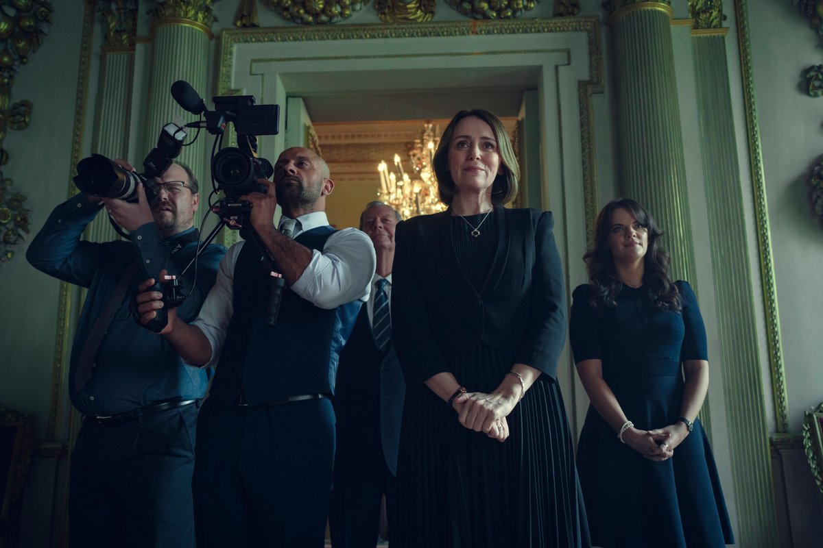 NetflixFR's tweet photo. Premières images de SCOOP, un film inspiré de la célèbre interview scandale du Prince Andrew sur l’affaire Jeffrey Epstein.

SCOOP, avec Gillian Anderson, Billie Piper, Keeley Hawes et Rufus Sewell, prochainement. https://t.co/ayg9zAg7lk
