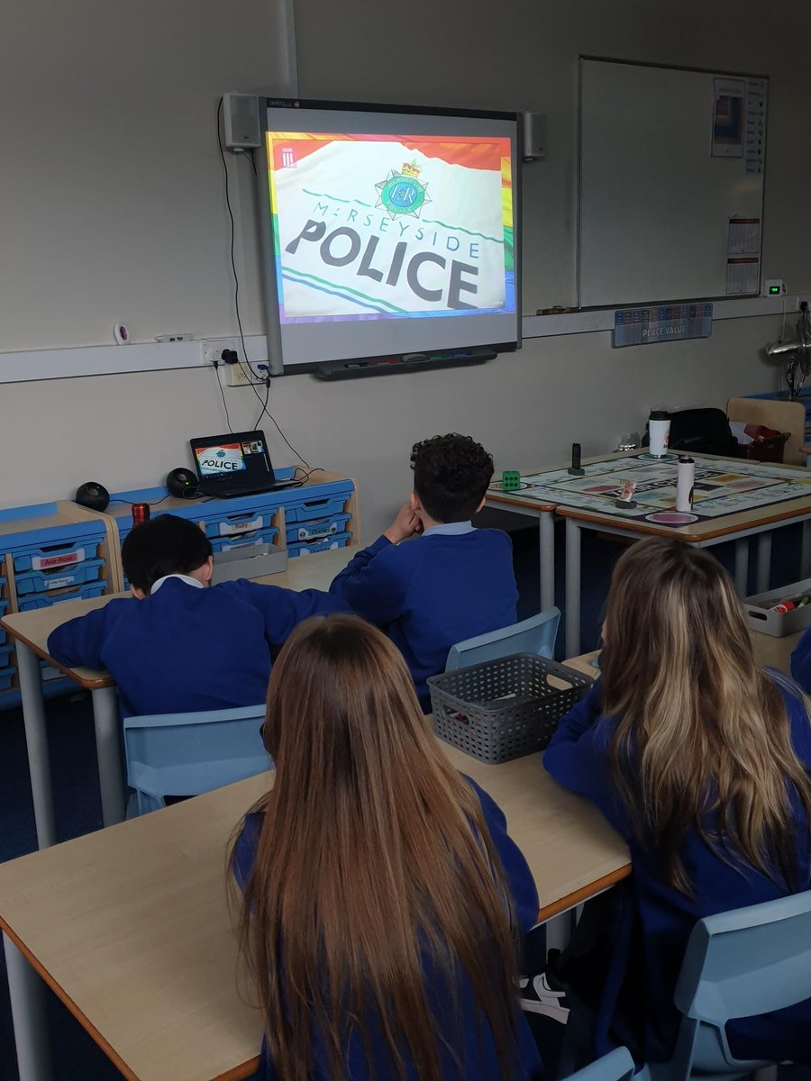 MerPolWirral's tweet photo. Officers are delivering #MiniPathfinders project to year 6 pupils this week at Our Lady St Edwards Primary.
Day 1 - choices & consequences re knife crime, hate crime, anti-social behaviour & drugs.
Promoting alternative activities such as sport through @ActiveWirral
#Prevention https://t.co/qErcTMJUjm
