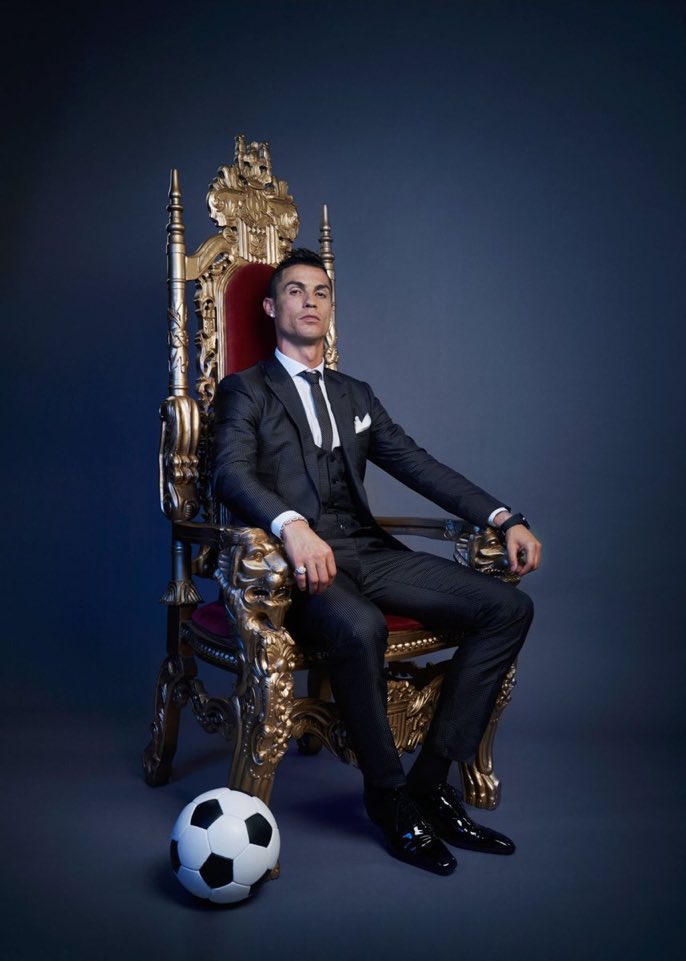 FredANDOU9983's tweet photo. Joyeux 39e anniversaire à CR7
 🎂 
🏆 33 trophées en club, dont 5 Ligues des champions
🇵🇹 1 Euro et 1 L DN
🥇 5 Ballons d'or
👟 4 Souliers d'or
⚽️ Meilleur buteur  de la LDC
Meilleur passeur décisif de la LDC
⚽️🇵🇹 Meilleur buteur de l'histoire 
🐐 𝗚.𝗢.𝗔.𝗧. https://t.co/GZnKpSR64e