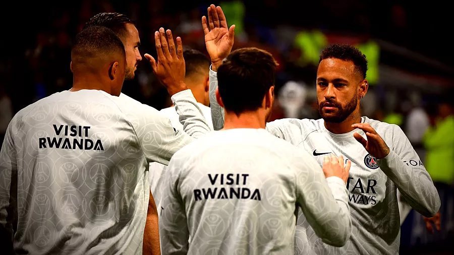 Mbappemos's tweet photo. Kylian,
Toi qui tiens tant à tes droits à l’image, à contrôler ce que font les sponsors avec ton nom,
Es-tu au courant qu’à chaque fois que tu portes un #VisitRwanda, tu contribues à financer le terrorisme et la guerre la plus meurtrière depuis la WWII? @kmbappe https://t.co/tdHG3GyIv0