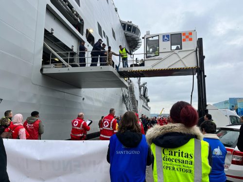 🌟Today, 62 Palestinians, including children in need of hospitalisation, arrived in La Spezia. 
👏 <a href="/CaritasItaliana/">Caritas Italiana</a> and other NGOs will be hosting the families injured in the war as long as needed. 
More in 🇮🇹 👇
caritas.it/bambini-palest… #HumanitarianCorridors #Caritas
