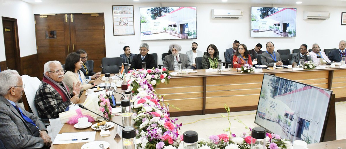 cmohry's tweet photo. देश में पहली बार हरियाणा में आयोजित किए गए 'राज्य पुलिस शिकायत प्राधिकरणों के राष्ट्रीय सम्मेलन' में मुख्यमंत्री श्री @mlkhattar ने बतौर मुख्य अतिथि शिरकत की।

इस अवसर पर सीएम ने प्राधिकरणों को और सुदृ्ढ़ करने, जनता की शिकायतों का त्वरित समाधान करने और पुलिस के साथ भी बेहतर समन्वय स्थापित करने पर जोर दिया। उन्होंने कहा कि सभी अधिकारियों व कर्मचारियों को सेवा भाव से काम करने की जरूरत है।