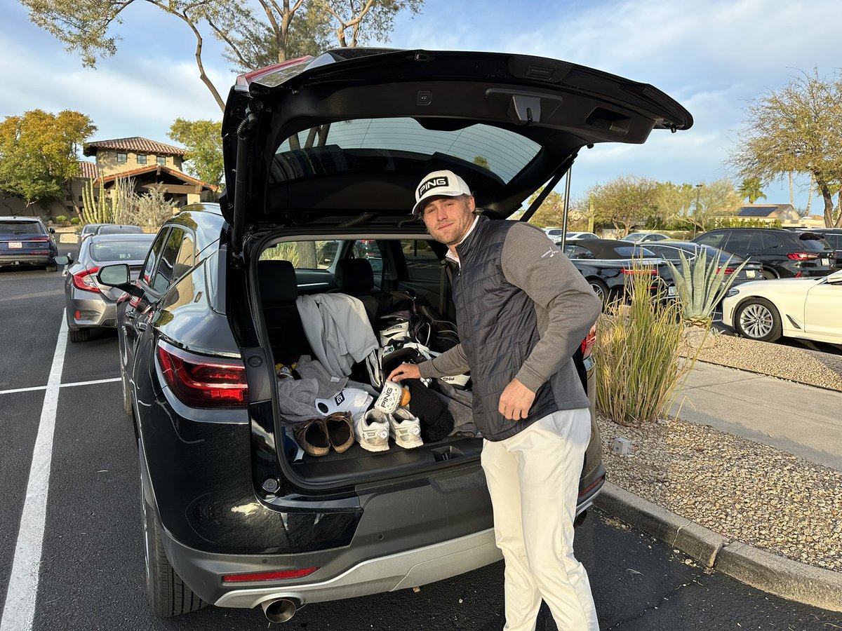 RobHernandezGLF's tweet photo. Arrived @WMPhoenixOpen Monday Qualifying to see 2020 @WSGAGolf State Amateur champion @tballa21 arrive for work. Will follow him after he tees off at 10:05 a.m. CT. @acaseofthegolf1 https://t.co/fbCySbl9wN