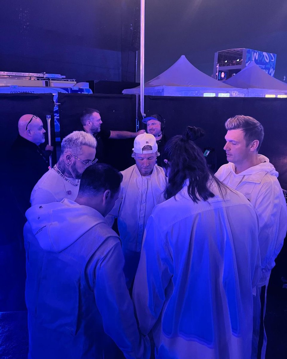 backstreetboys's tweet photo. Back together again. https://t.co/Jj2Hni7ypu
