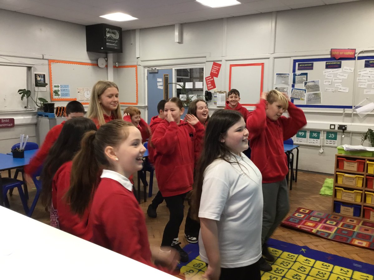 cnedd_bl6's tweet photo. Wythnos Iechyd Meddwl Plant (Yn iach tu mewn ac allan). Children’s Mental Health Week. Symud o’r parth glas wrth ddawnsio! Moving into the green zone through dance! https://t.co/okWvKKuZPx