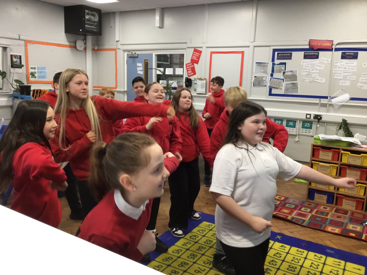 cnedd_bl6's tweet photo. Wythnos Iechyd Meddwl Plant (Yn iach tu mewn ac allan). Children’s Mental Health Week. Symud o’r parth glas wrth ddawnsio! Moving into the green zone through dance! https://t.co/okWvKKuZPx