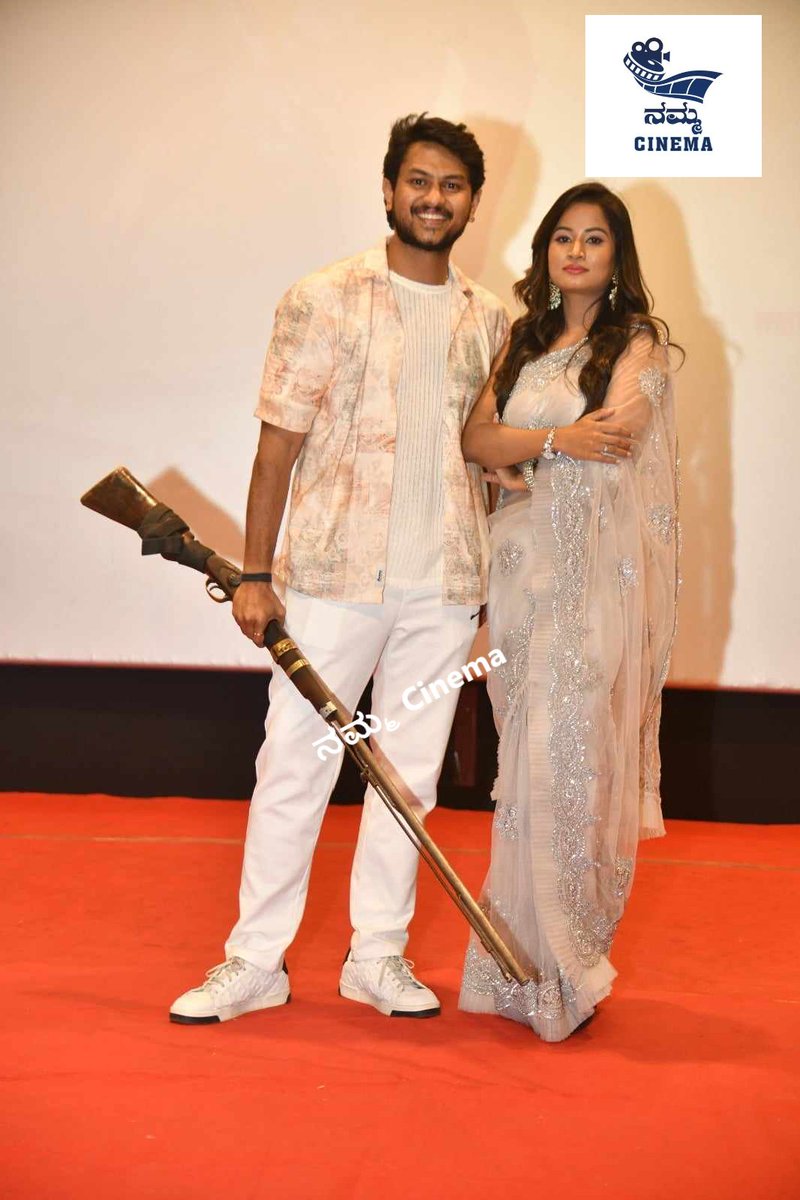 Mooviecampus's tweet photo. ಆಕ್ಷನ್ ಪ್ರಿನ್ಸ್ ಧ್ರುವಸರ್ಜಾ ಮತ್ತು ಸ್ವಾಮೀಜಿಗಳಿಂದ ಬಿಡುಗಡೆಯಾಯ್ತು ‘ಧೈರ್ಯಂ ಸರ್ವತ್ರ ಸಾಧನಂ’ ಟ್ರೈಲರ್
ನೈಜ ಘಟನೆಯ ಚಿತ್ರಕ್ಕೆ ಸಿಕ್ತು ಗುರುಗಳ ಆಶೀರ್ವಾದ

https://t.co/tXQA4r5b9e
#DhairyamSarvatraSadhanam #officialtrailer #a2music #kannadamovies #DSS #APProductions |#AnandBabuG  #ARSaiRamm https://t.co/NJdZ6CKBko