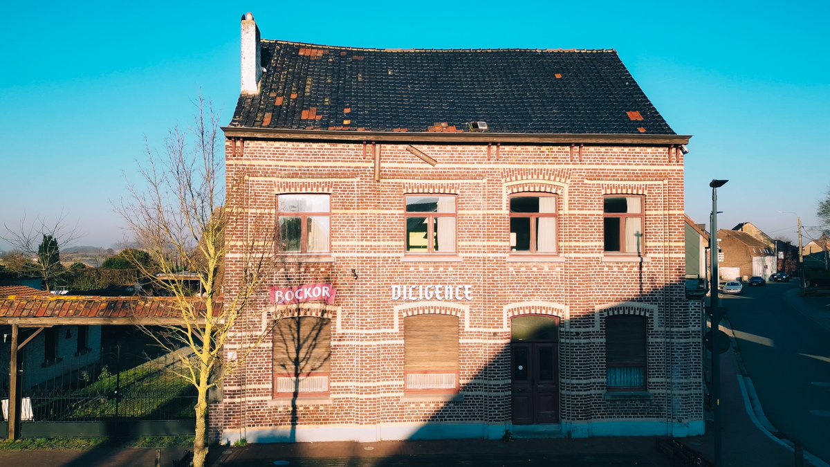 🏠 La Diligence, de historische herberg op de hoek van de Doornikseweg en Stationsstraat in Helkijn, staat al sinds 2019 leeg. Na ontwerpend onderzoek zoekt Leiedal nu een creatieve koper die het pand nieuw leven in wil blazen.
lnkd.in/eRy3yzdd  #tekoop #spierehelkijn