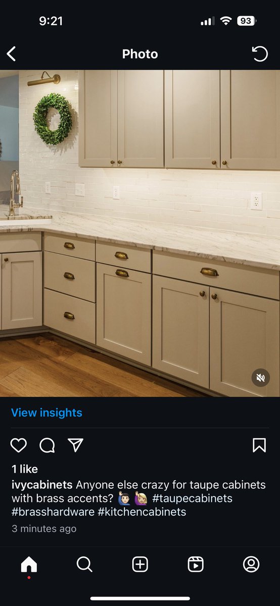 Anyone else crazy for taupe cabinets with brass accents?🙋🏼‍♀️🙋🏻‍♂️
#taupecabinets
#brasshardware #kitchencabinets