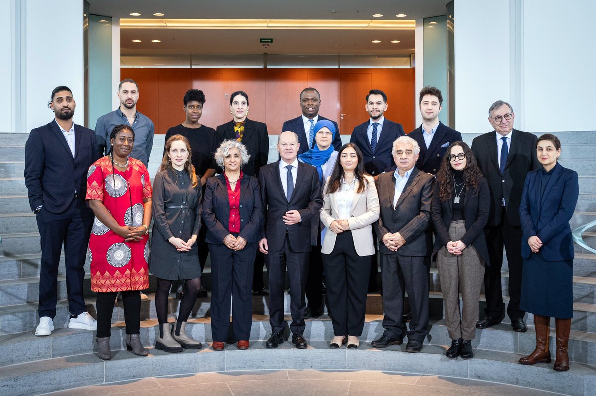 Viele im Land merken, dass unsere #Demokratie durch rechtsextreme Kräfte bedroht wird. Gerade Menschen mit Einwanderungsgeschichte. Der <a href="/Bundesregierung/">Name</a> ist es ein Anliegen, nicht über sie, sondern mit ihnen zu sprechen. 1/3