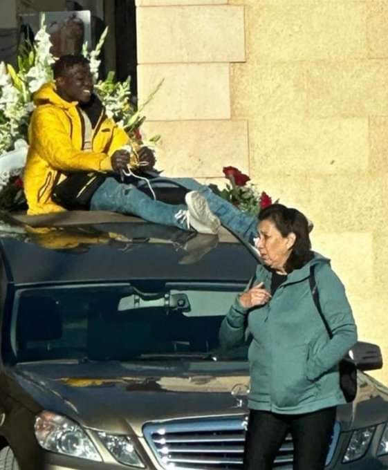 itsmeback_'s tweet photo. Accaduto ieri in Spagna. Uno sbarcato è saltato
sul carro funebre ridendo della famiglia del defunto. 

Stanno permettendo
a queste bestie di entrare, al fine di diffondere criminalità, conflitto e caos, poi rafforzeranno il controllo su TUTTI noi, in nome della sicurezza e lentamente ma inesorabilmente verrà creato il loro stato di polizia distopico.

👇👇👇