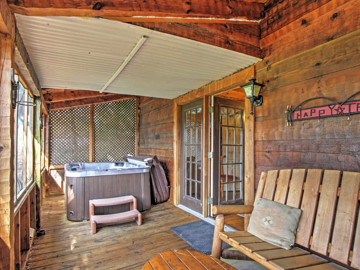 ARealLogCabin's tweet photo. Been planning of visiting the Log Cabin this winter? ⛄️ There’s still dates available in February but only a handful in March. Act now before they’re all gone. Tap here and start planning your vacation. ➡️ https://t.co/f3WhhGYbo2

#vacationsrental #vrbo #logcabin #tennessee https://t.co/MWzlO99Fhb