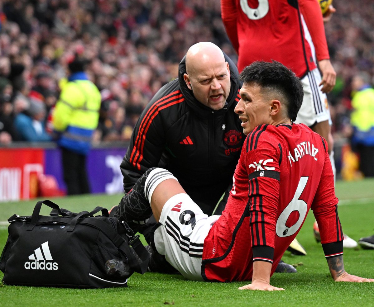 mufcMPB's tweet photo. 🚨🤕 BREAKING:

Lisandro Martínez has a sprained collateral ligament. The worst scenario was ruled out. It is between a month and a half and two months of recovery. NO surgery needed. #MUFC [@gastonedul] https://t.co/mknR4hLxzT