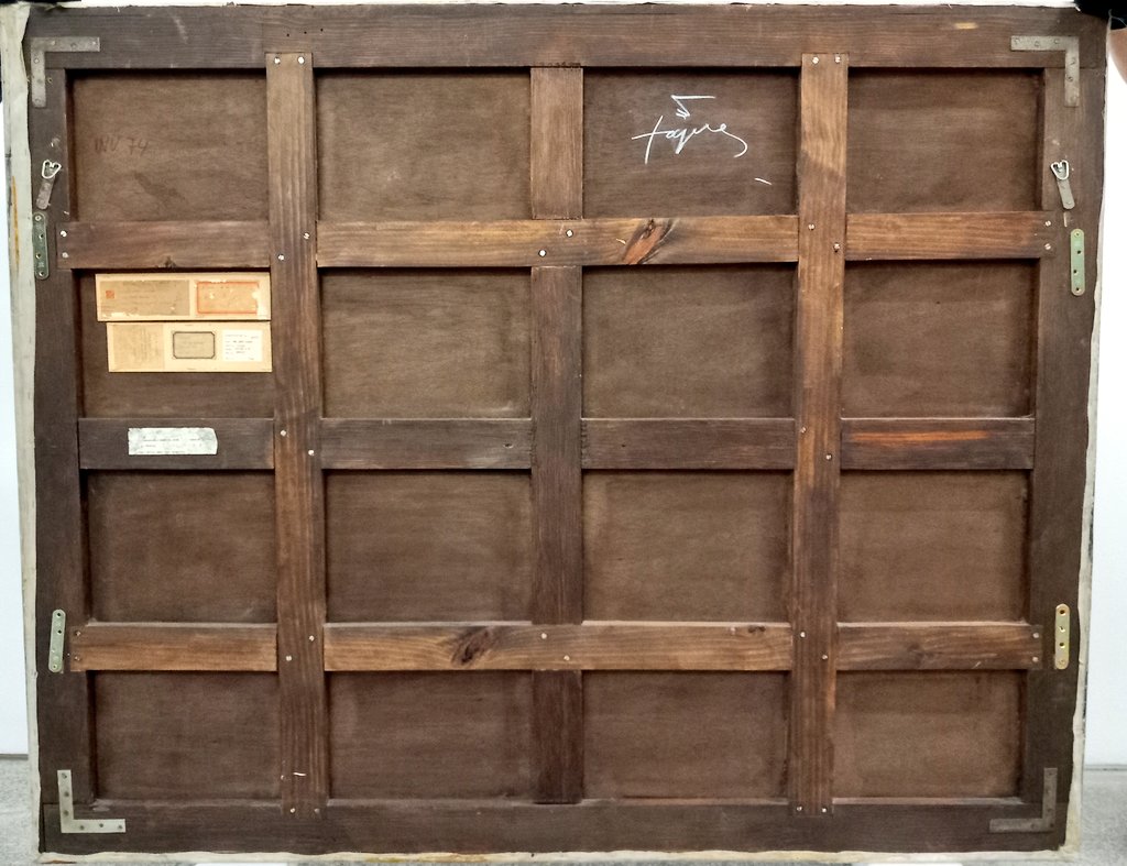 LuRicone's tweet photo. La pintura con cargas resulta bastante pesada para un lienzo. Por eso Tàpies encargaba a su restaurador Jesús Marull montar los lienzos sobre un soporte de tablero de contrachapado con bastidor de refuerzo. Y lo firmaba.
#Tàpies 
#NoSinMiReverso 
#CRarteContemporáneo en @A_CR_E https://t.co/rPSLhhYYkO