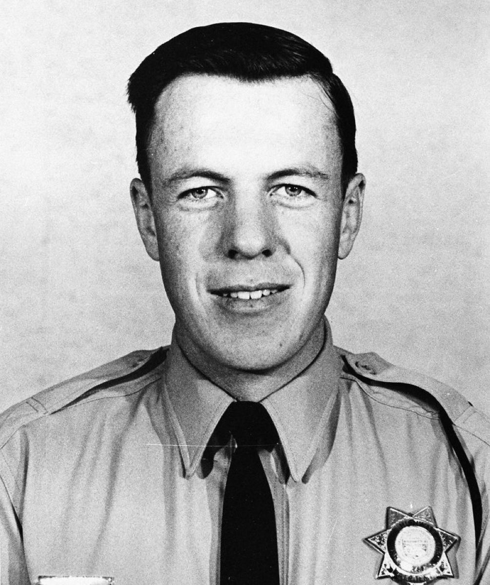 AZ_FOP_32's tweet photo. Officer James Keeton was shot and killed February 5, 1971 by a rape and murder suspect. The suspect later shot and killed another Arizona Highway Patrolman and was ultimately killed by NMSP. ππ―οΈ
#NeverForget #AZTrooper #EndOfWatch https://t.co/jqdYZOXvl7