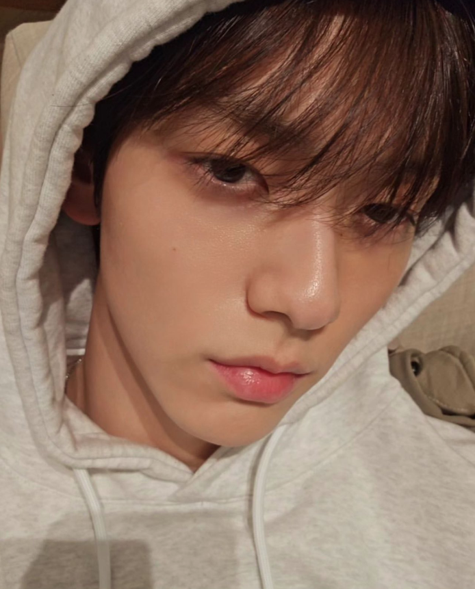 AboutMusicYT's tweet photo. TXT's Soobin makes jaws drop with new photos. https://t.co/zfrBuzrgDF