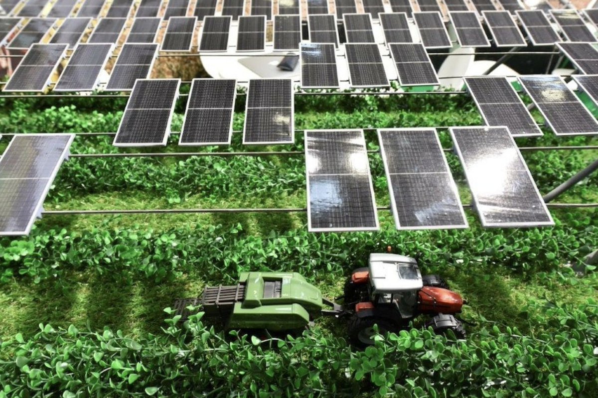 GoodLifeInParis's tweet photo. Highly mechanized farming technologies are great attractions to live and work in Germany (Business: 21st-to-22nd-century Agrovoltaic) . https://t.co/Kdl7gIt8pJ