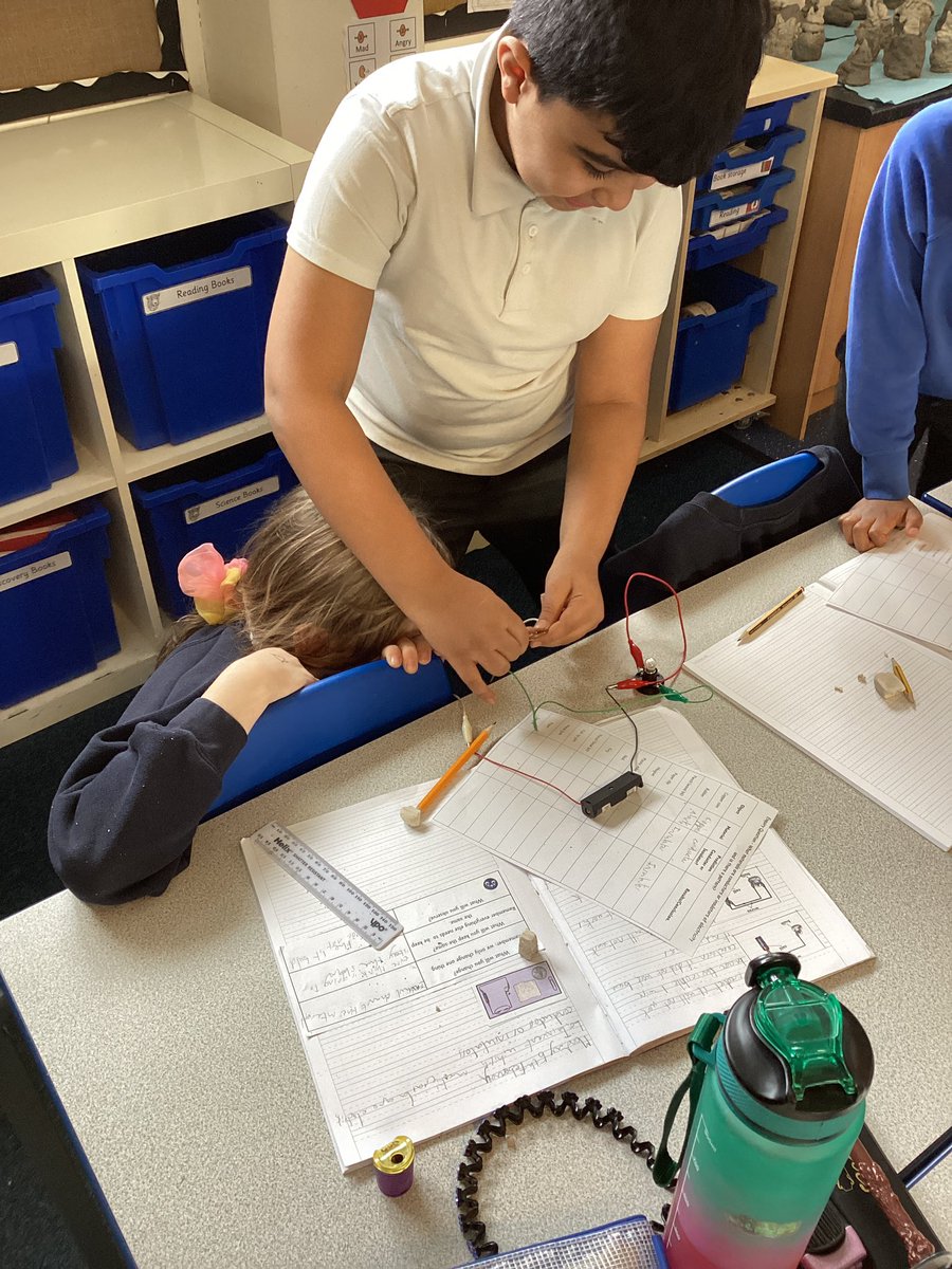 RegentFarmFirst's tweet photo. ✨Year 4 science adventure underway! 🔍 Exploring conductors and insulators by creating circuits and testing materials. 💡Sparks of excitement and curiosity lighting up the classroom this afternoon!  ⚡️#scienceexploration #fairtesting #activelearning https://t.co/mkPGKePg78