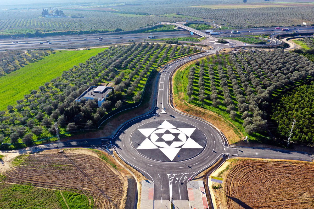¡Ya era hora! El ministro de Transportes inaugura la conexión SE40-A49 en Espartinas, un proyecto en el que fue decisivo el <a href="/ppopular/">Partido Popular</a> en el Gobierno: casi 18 millones invertidos entre 2013 y 2015 y apenas 350 metros para concluirlo. El PSOE no retomó este proyecto hasta 2023.