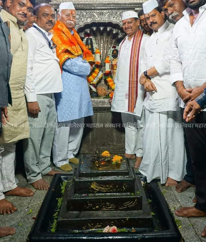 RSS SarSanghchalak Dr Mohan Bhagwat ji visited and offered prayers at Shree Sant Dnyaneshwar Maharaj Samadhi Mandir at Pune, Maharashtra.