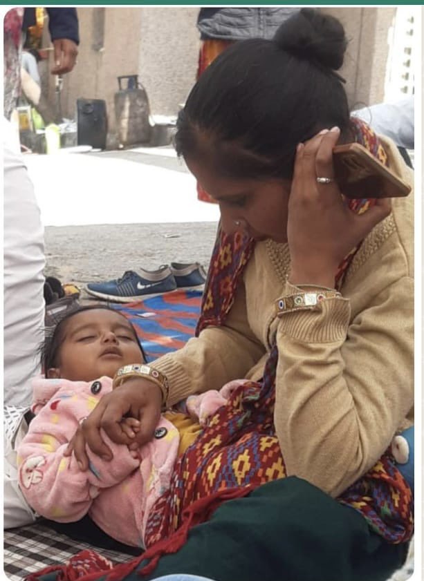 dr_vishwjeet's tweet photo. एक सिस्टर अपनी बीमार बच्ची को लेकर धरने में मगर आप लोगो को शर्म नही आती क्या??

*है शर्म तो संघर्ष कर,*
*नही, तो घर बैठ* 
*चूड़ी पहन कर।*
  शिफू धरना, 
संघर्ष के 19 दिन।
स्वास्थ्य विभाग भर्ती प्रक्रिया पूरी करो
#फार्मासिस्ट_प्रोविजनल_सूची_जारी_करो
@1jagjeetsingh @ABHIPANDEYJI @pantlp @dr_vishwjeet @DrKirodilalBJP @DrPremBairwa_ @premium @X @elonmusk @1stIndiaNews @t53235 @copretivepharma