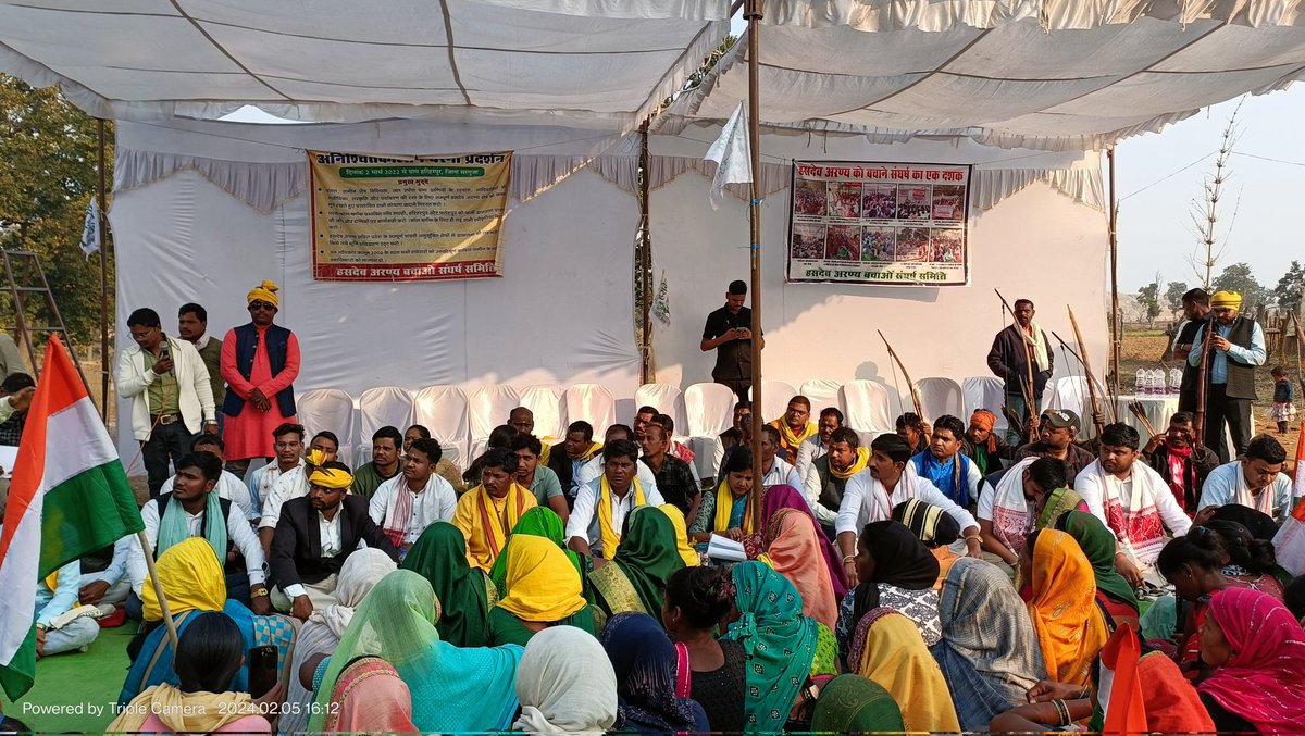 SHasdeo's tweet photo. आज #Hasdeo में राजस्थान से भारत आदिवासी पार्टी के तीन नव निर्वाचित विधायक हरिहपुर धरना स्थल पहुँचे और आंदोलन को अपना समर्थन दिया। उन्होंने कहा ये लड़ाई हर किसी की है क्योंकि ये अपनी सांसें और अस्तित्व को बचाए रखने की लड़ाई है।
#SaveHasdeo https://t.co/IWP6qSBHNp