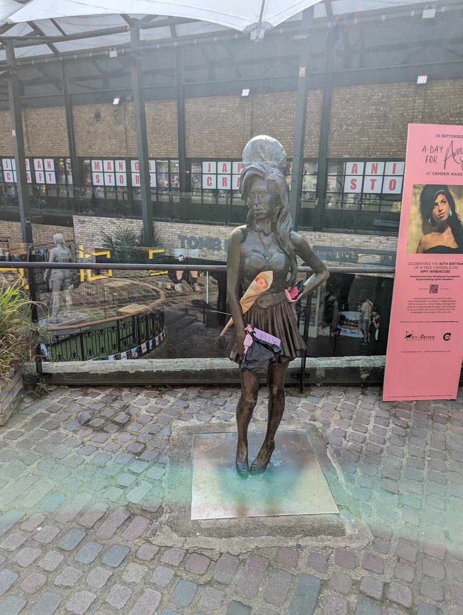 Total. Ich war letztes Jahr an Ihrer Statue auf dem Camden Market in London 2 Tage nachdem sie 40 geworden wurde.