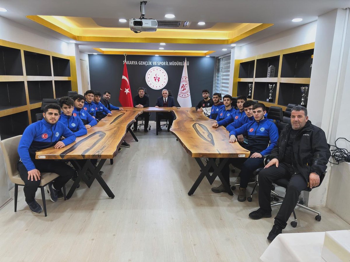 Sakaryamızda yapılan U20 Grekoromen Güreş ve U20 Serbest Güreş Türkiye Şampiyonası’na Van’dan gelen Pehlivan Spor Kulubü güreş sporcuları ile bir araya geldik. 

Sakarya Gençlik ve Spor İl Müdürü Nevzat İnanç müdürümüzün eski öğrencileri olan kardeşlerimize bizlerde güreş
