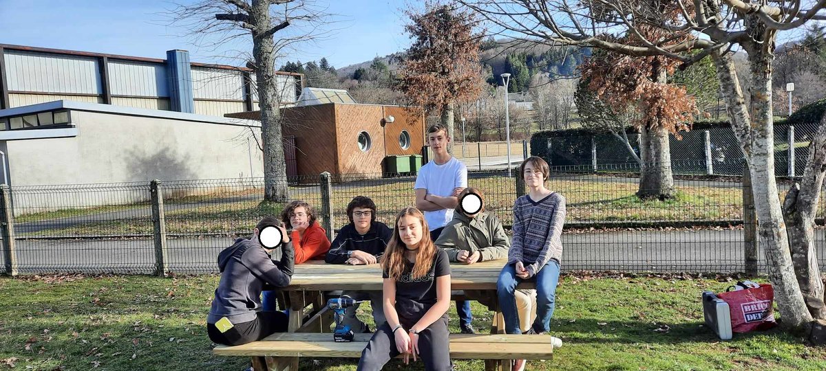 CollegeCondat's tweet photo. Installation de tables pour le bien-être de nos collégiens dans la cour ! https://t.co/3jAfzEb0Sh