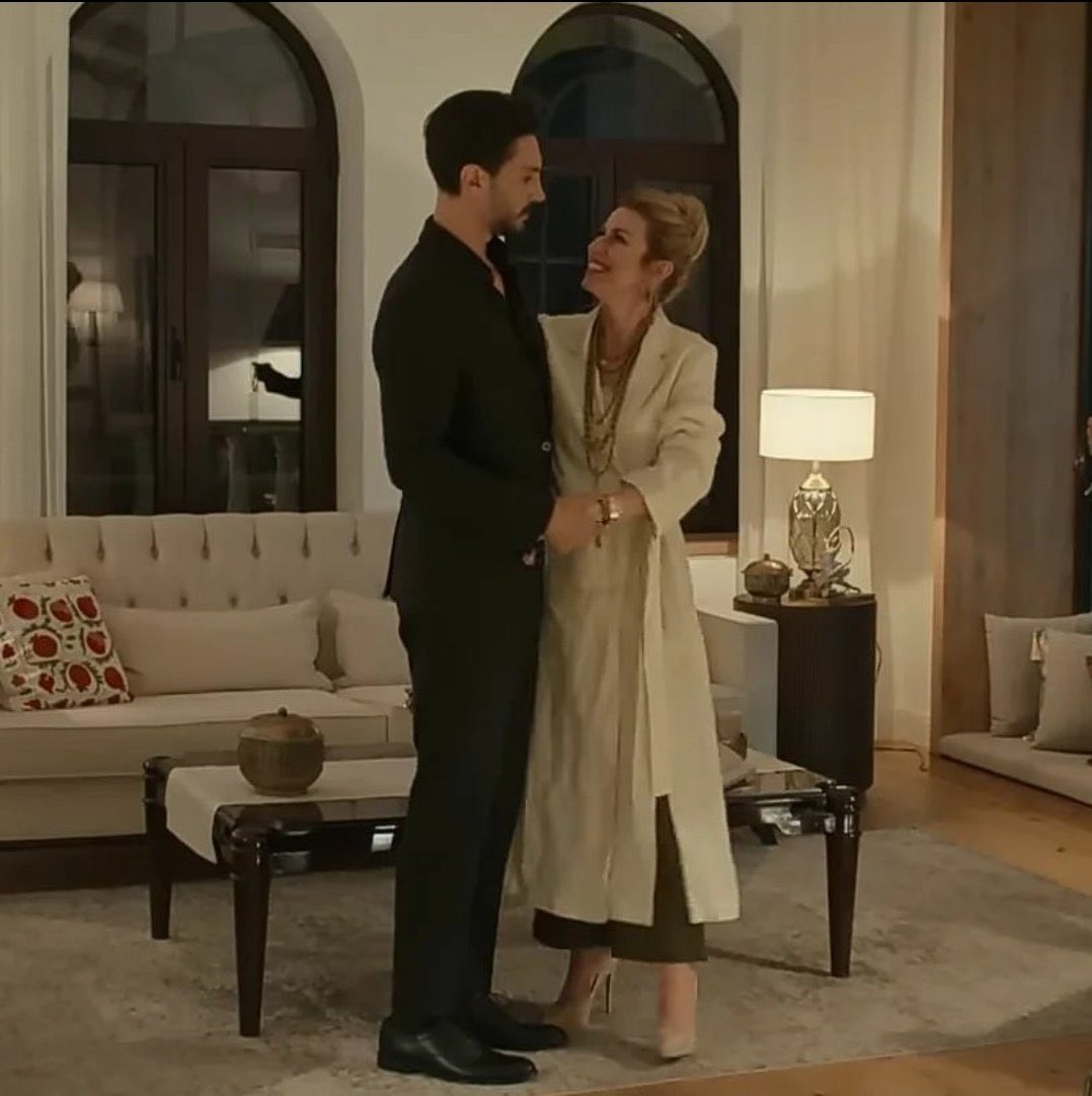 haifa_522's tweet photo. قلبي محطم جولفام تموت بين ذراعيه😭😭😭😭😭💔#saifr #ilhanşen #lpekTuzcuoglu https://t.co/c9Co6QtEAS
