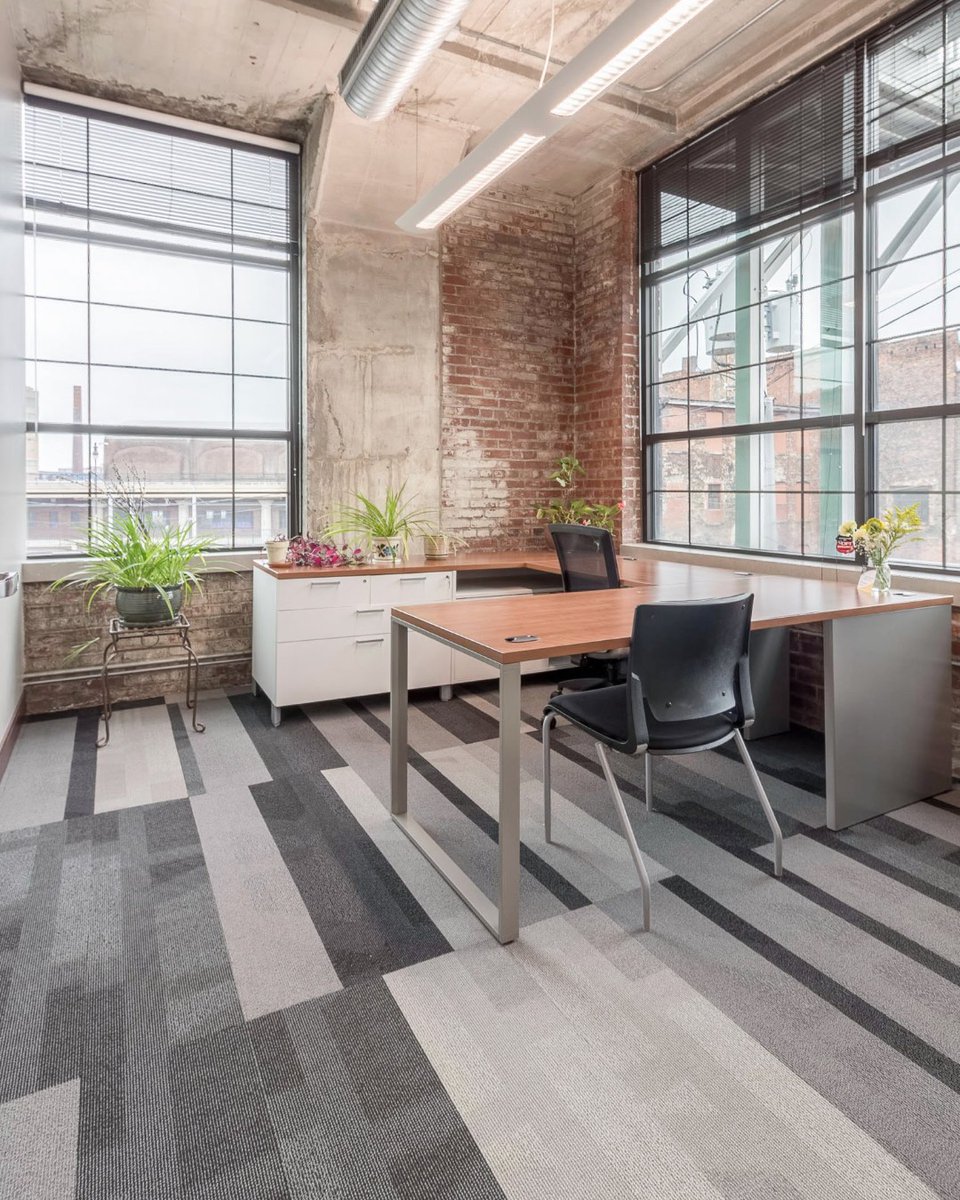 With the modern mix of texture and monochromatic colors, Mid Century Pop blends functionality and style in this workplace. 📸 : Haley Wehner and Clark Patterson Lee Design Firm : Carly Owczarczak, Associate Interior Designer & Marissa Colucci, Interior Designer