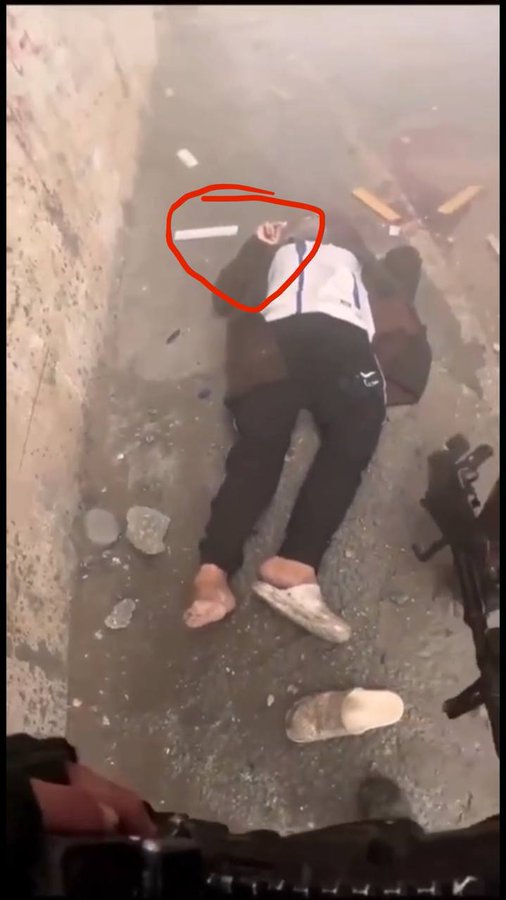 sarahArdogn's tweet photo. 🔺🚨الأعلام العبري ينشر صور أحد المجاهدين شهيداً ملقى على الأرض وتبين بالصورة رفعه للسبابة بعد إرتقاءه إلى الفردوس الأعلى إن شاء الله https://t.co/wvLWSjkZpN